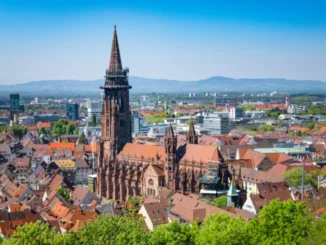 Die Bürgerinnen und Bürger von Freiburg können vor der Kommunalwahl ihre Ansichten mit denen der zur Wahl stehenden Parteien vergleichen. Foto: Adobe Stock/magann