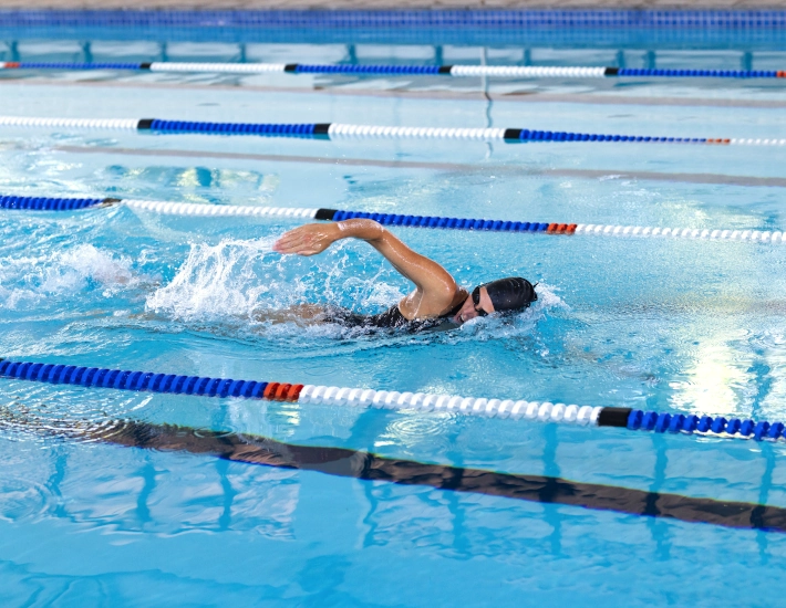Schwimmerin in einem Hallenbad