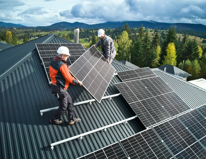 Photovoltaik-Ausbau: Solarzellen werden auf einem Hausdach montiert.