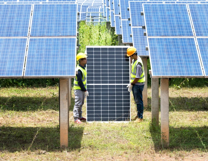 Solaranlagen werden auf einer Freifläche aufgebaut. 