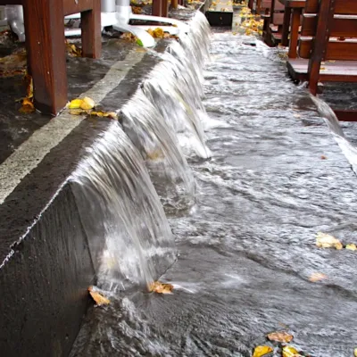 Sensoren an Masten und auf Dächern messen die Niederschlagsmengen von oben. Weitere Sensoren an Brücken und Pfeilern sammeln Daten zum Durchfluss von Wassermengen und Wasserständen. Fotos: Stadt Olpe Frühwarnsystem