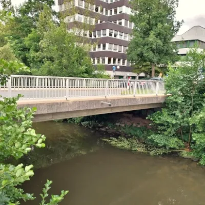 Sensoren an Masten und auf Dächern messen die Niederschlagsmengen von oben. Weitere Sensoren an Brücken und Pfeilern sammeln Daten zum Durchfluss von Wassermengen und Wasserständen. Fotos: Stadt Olpe Frühwarnsystem