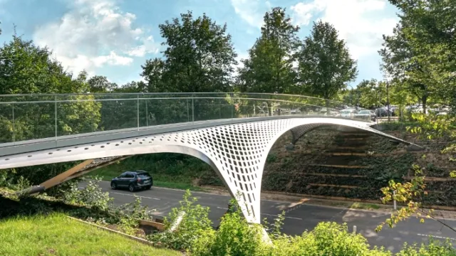 Der Steg überbrückt eine vielbefahrene Straße auf dem Werksgelände der Firma Trumpf. Foto: VBI Deutsche Brückenbaupreis